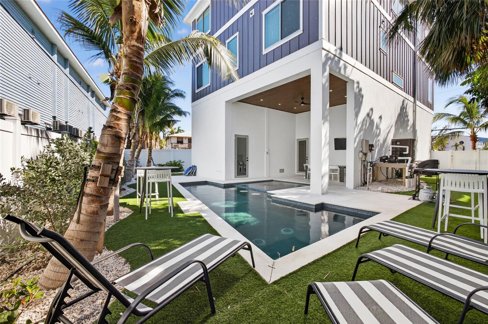 BAY MANOR - Residential