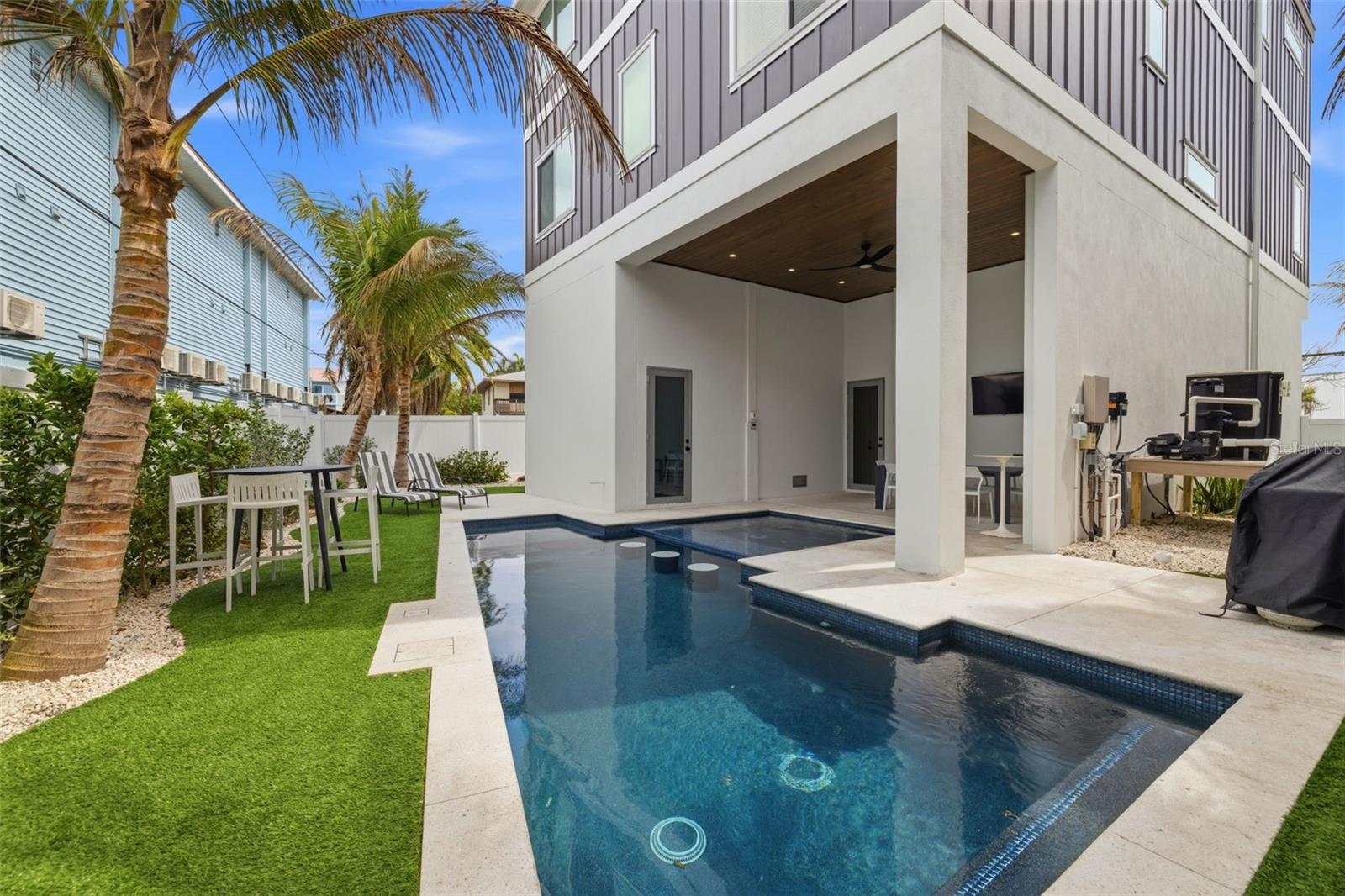 BAY MANOR - Residential