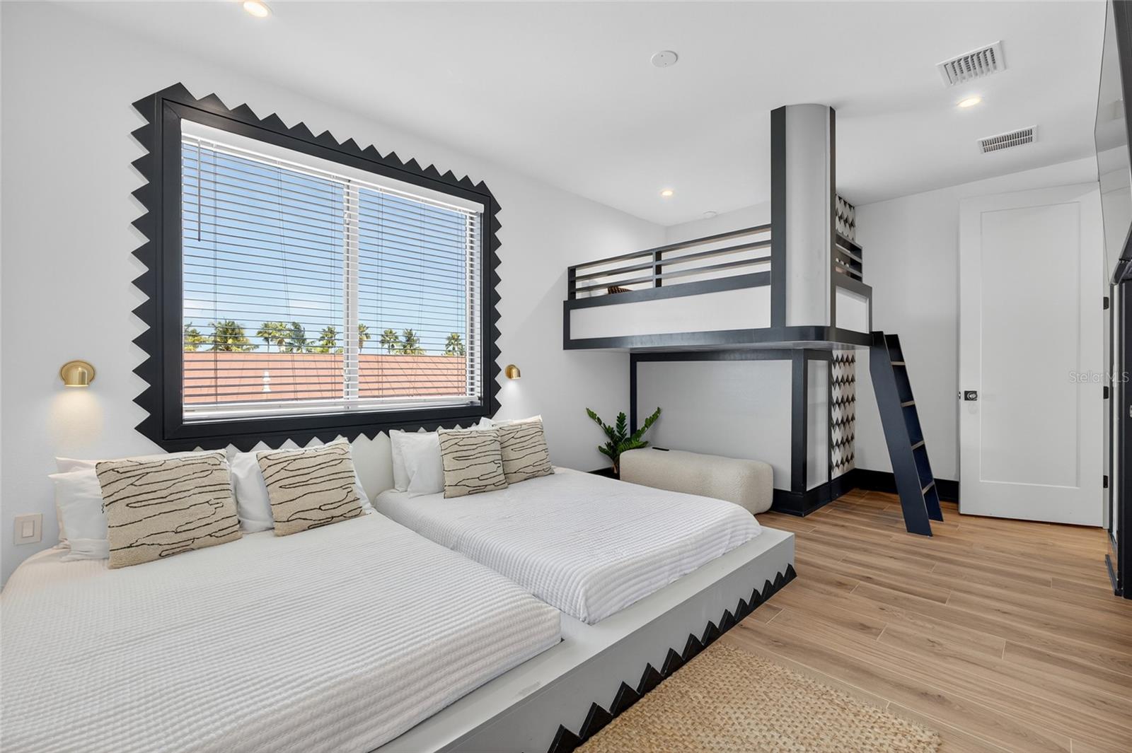 BAY MANOR - Residential