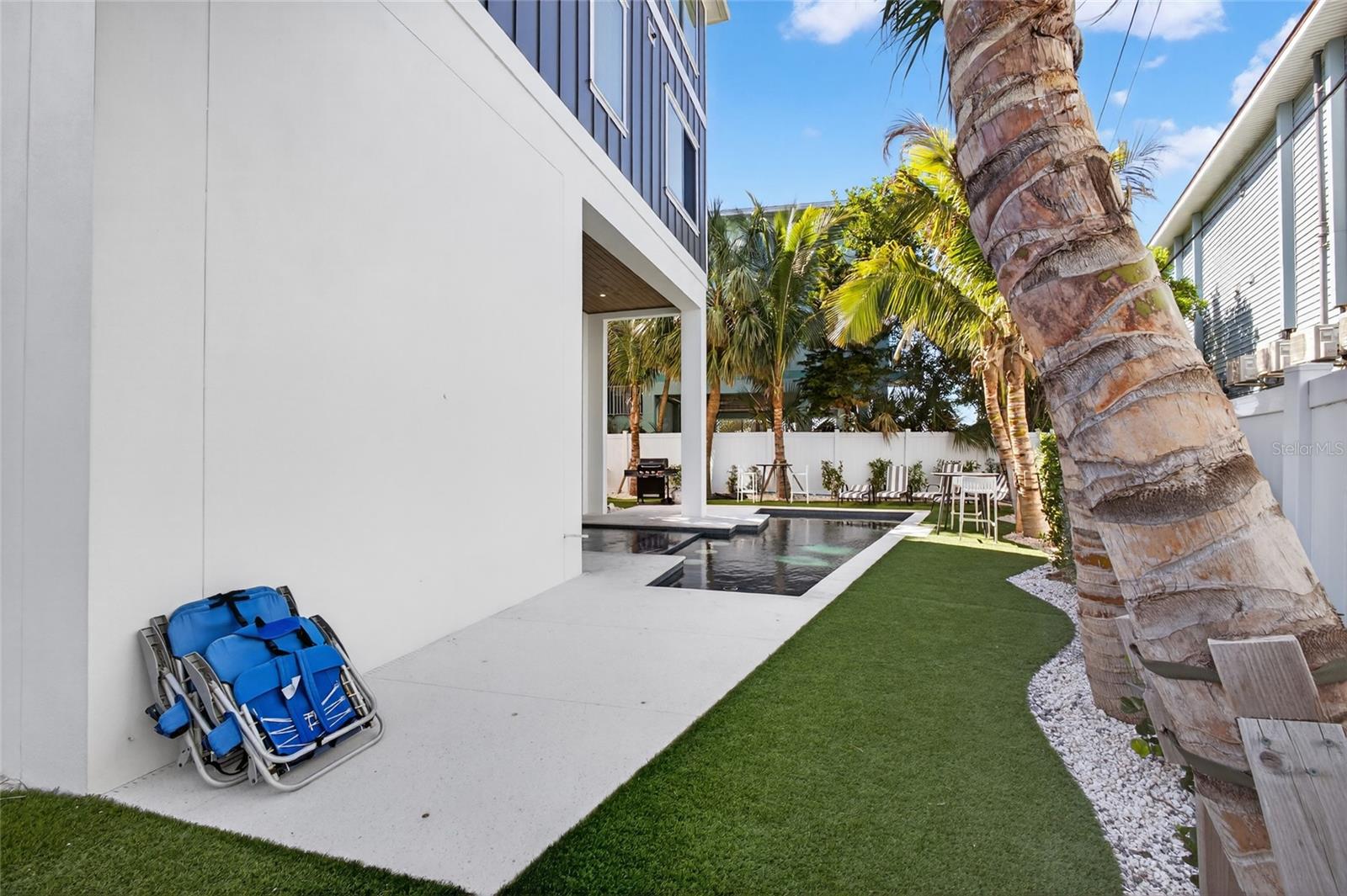 BAY MANOR - Residential