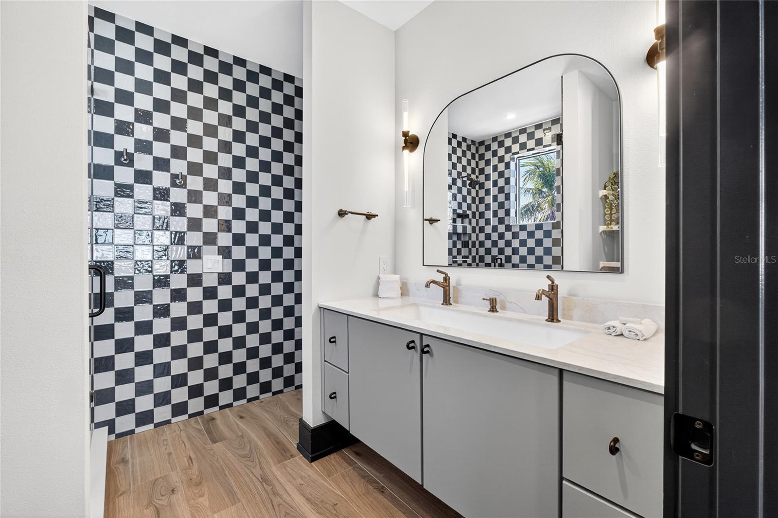 BAY MANOR - Residential