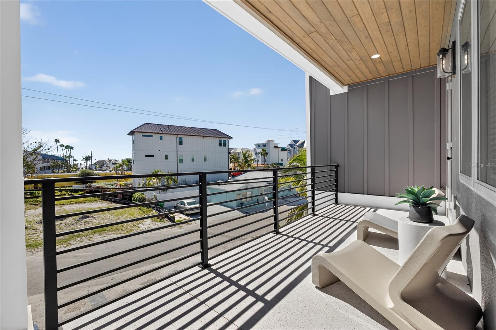 BAY MANOR - Residential