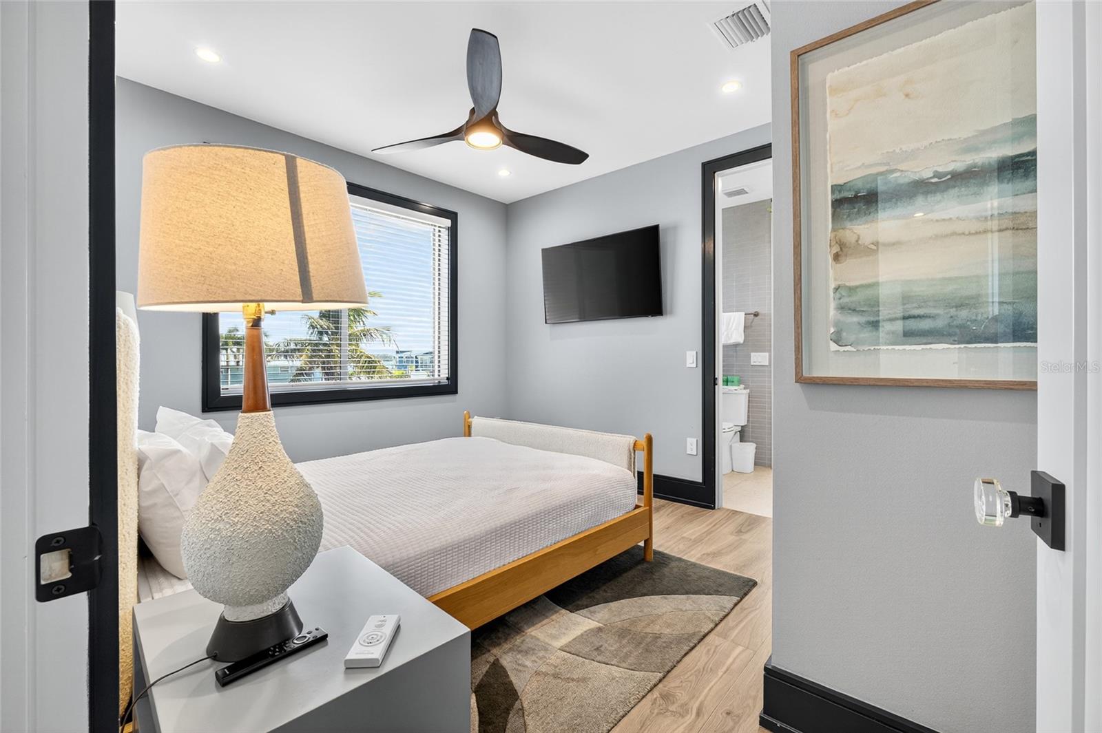 BAY MANOR - Residential