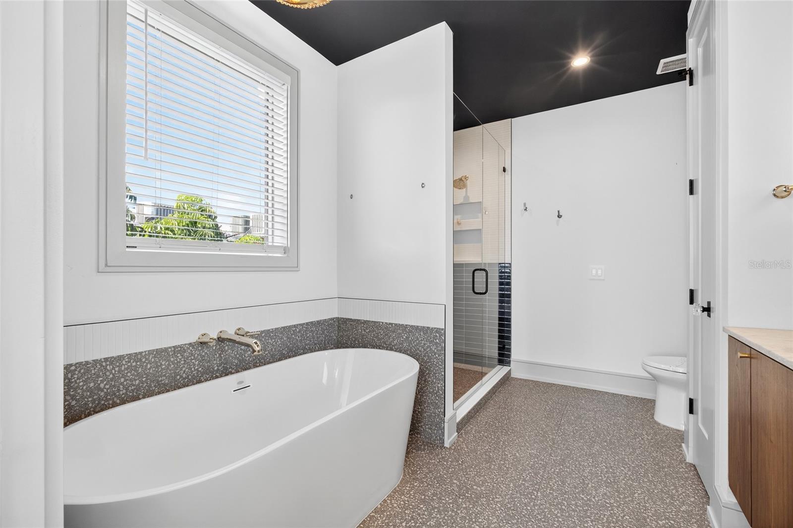 BAY MANOR - Residential