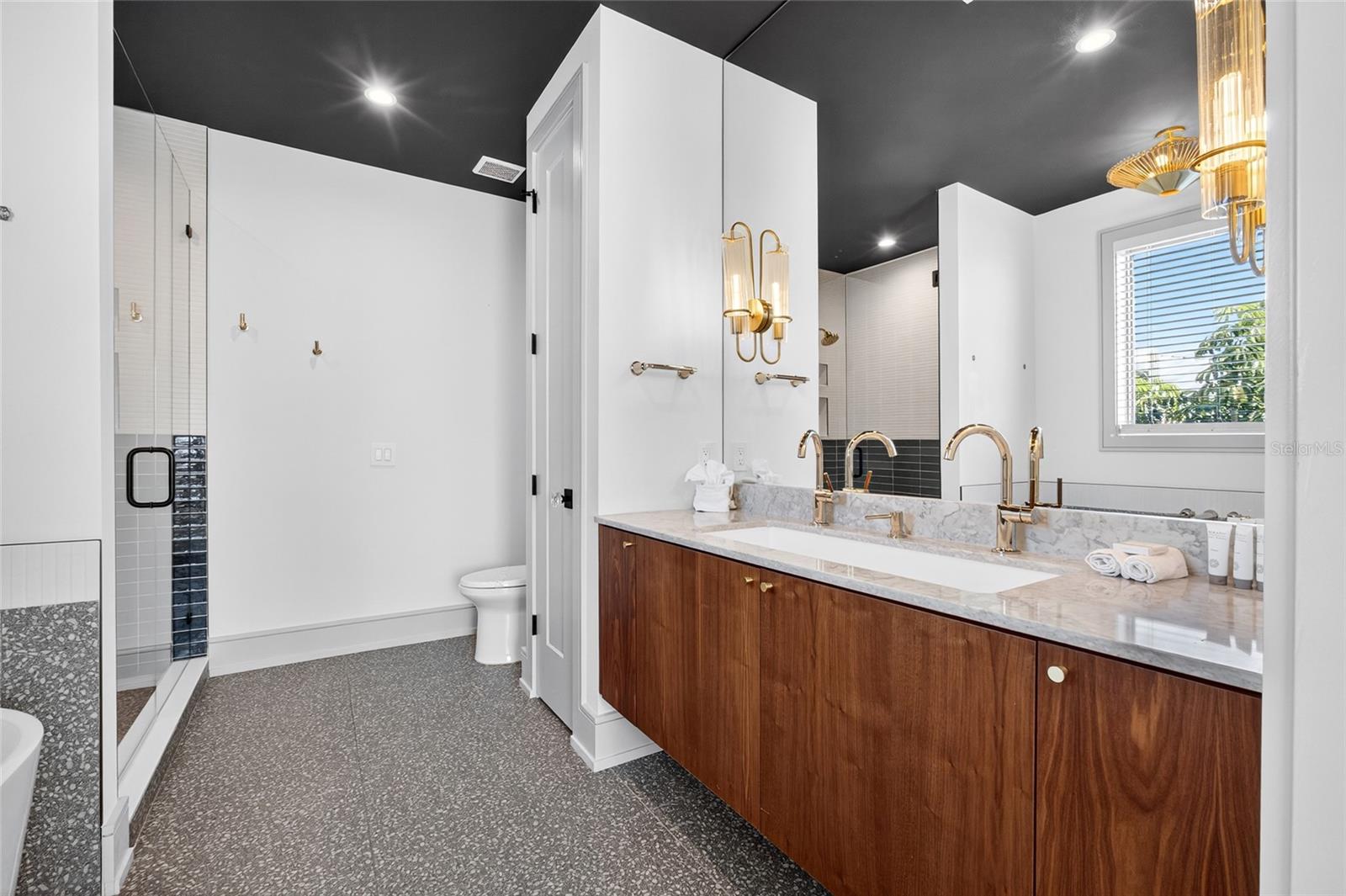 BAY MANOR - Residential