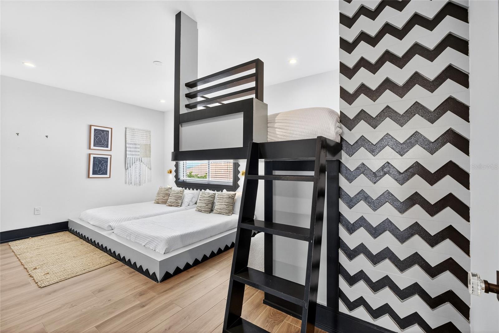 BAY MANOR - Residential