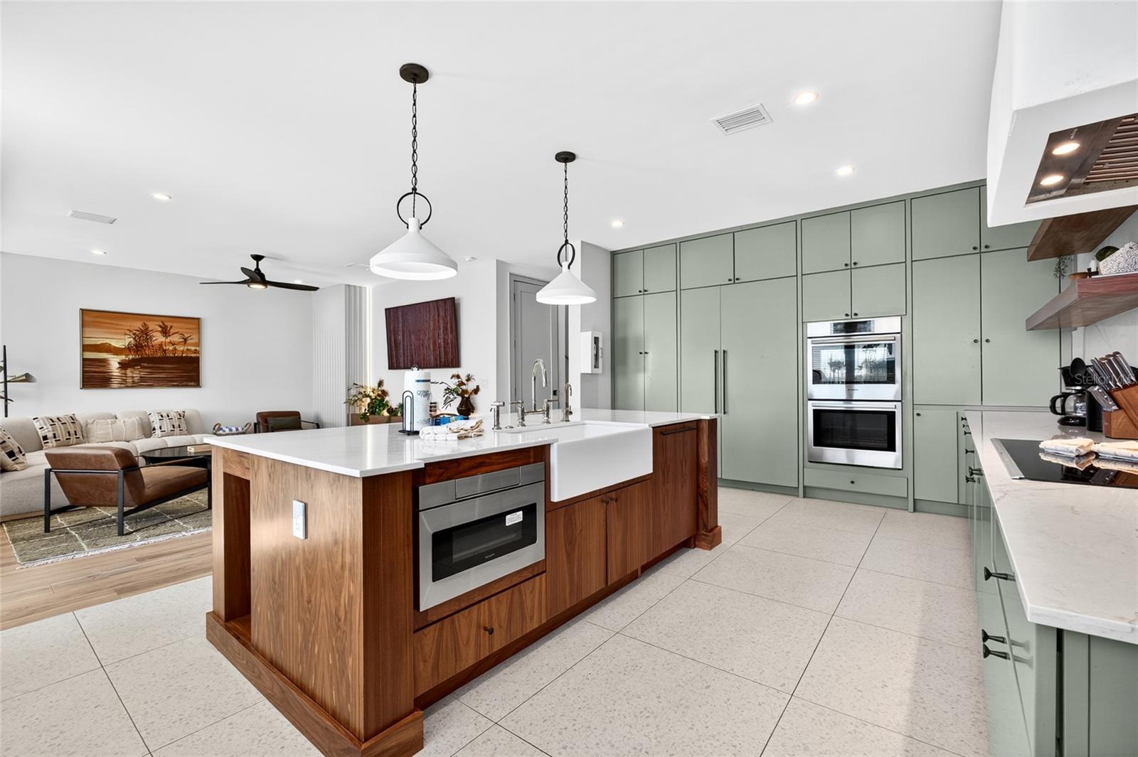 BAY MANOR - Residential