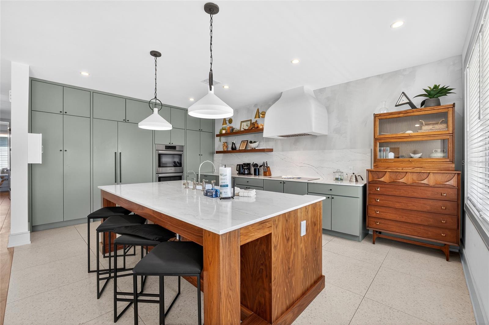 BAY MANOR - Residential