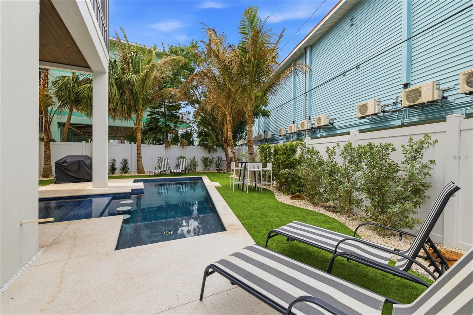 BAY MANOR - Residential