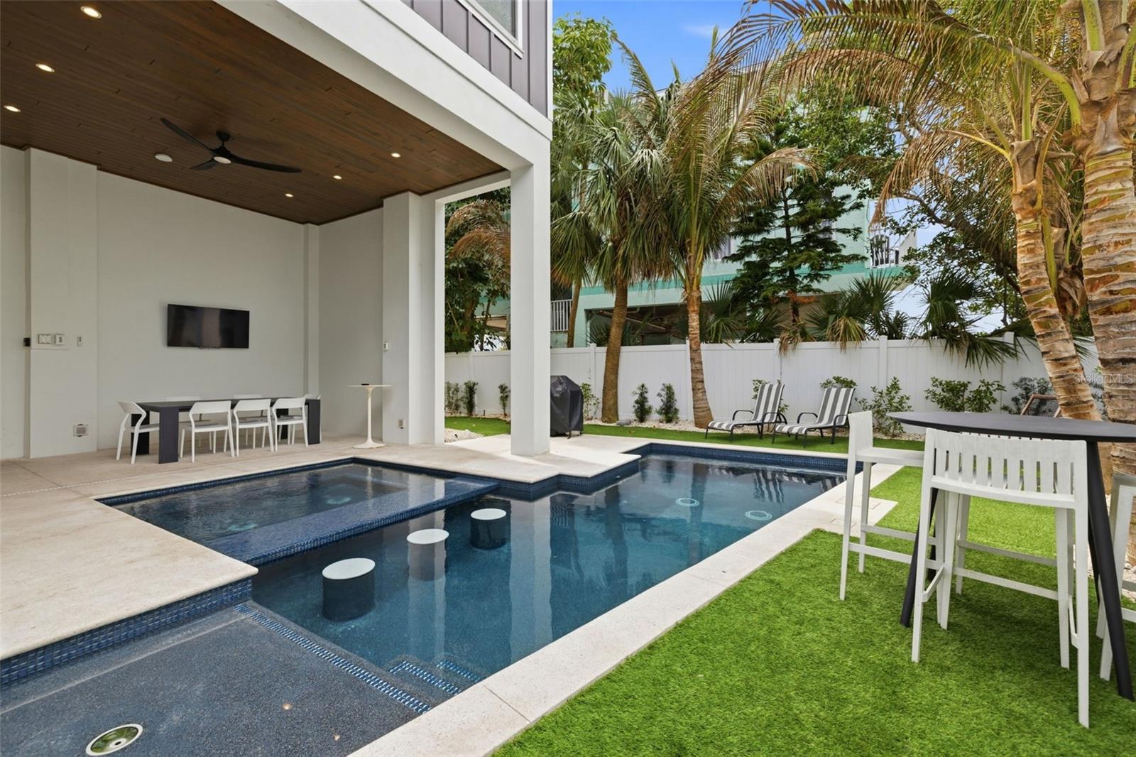 BAY MANOR - Residential