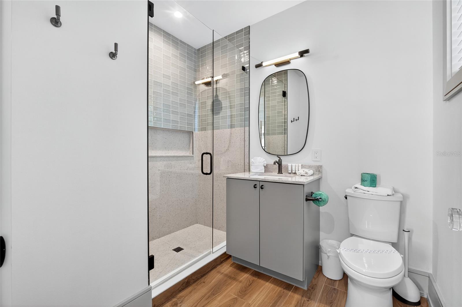 BAY MANOR - Residential