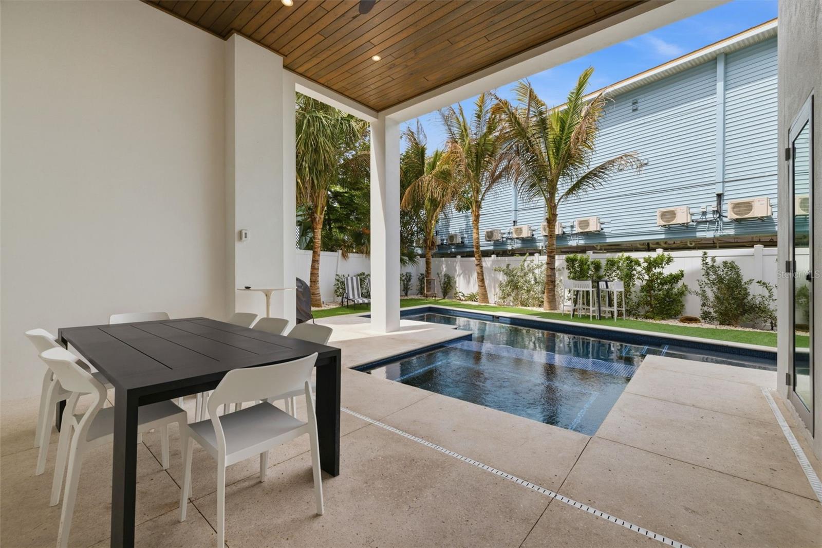 BAY MANOR - Residential