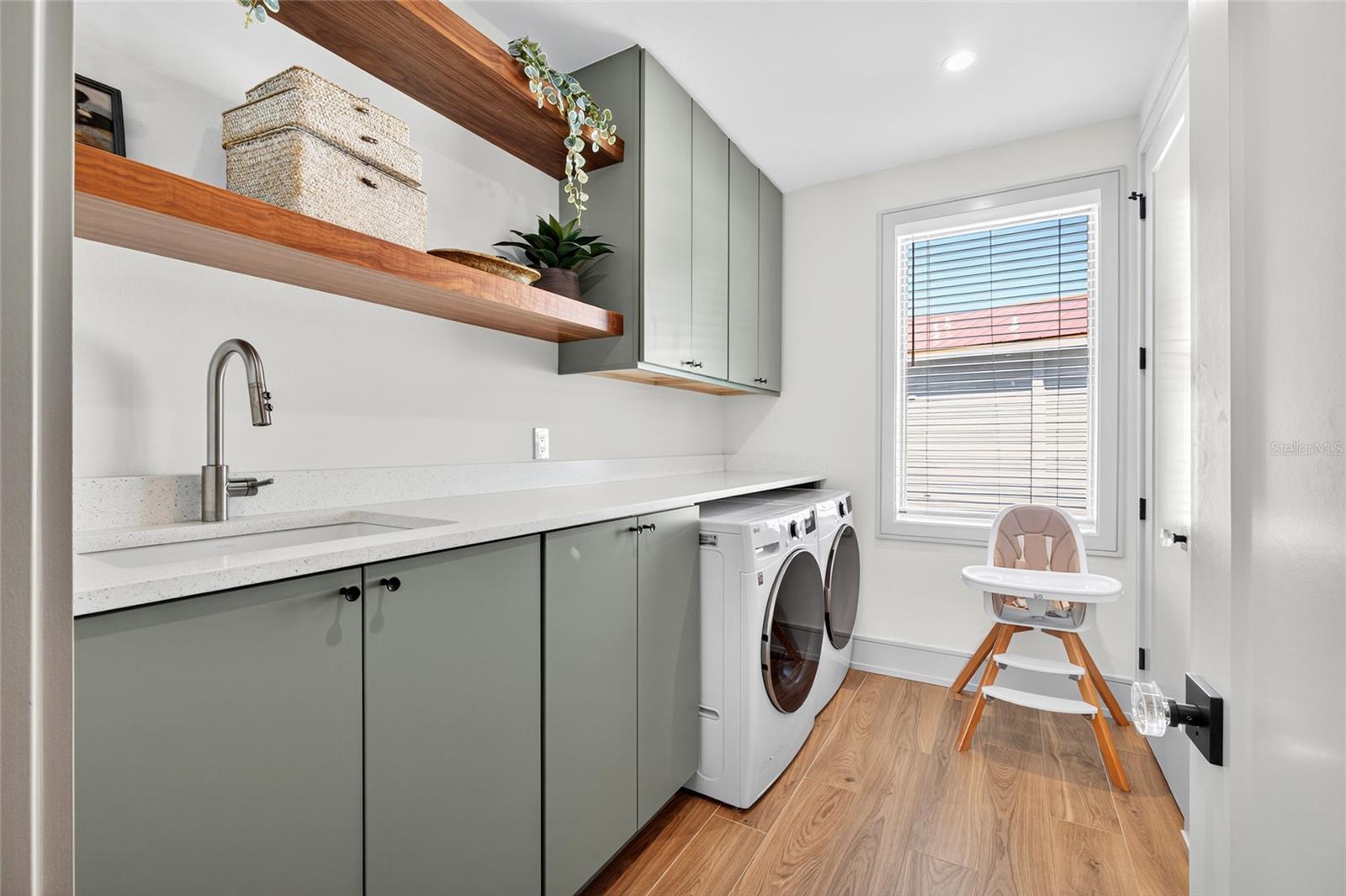 BAY MANOR - Residential