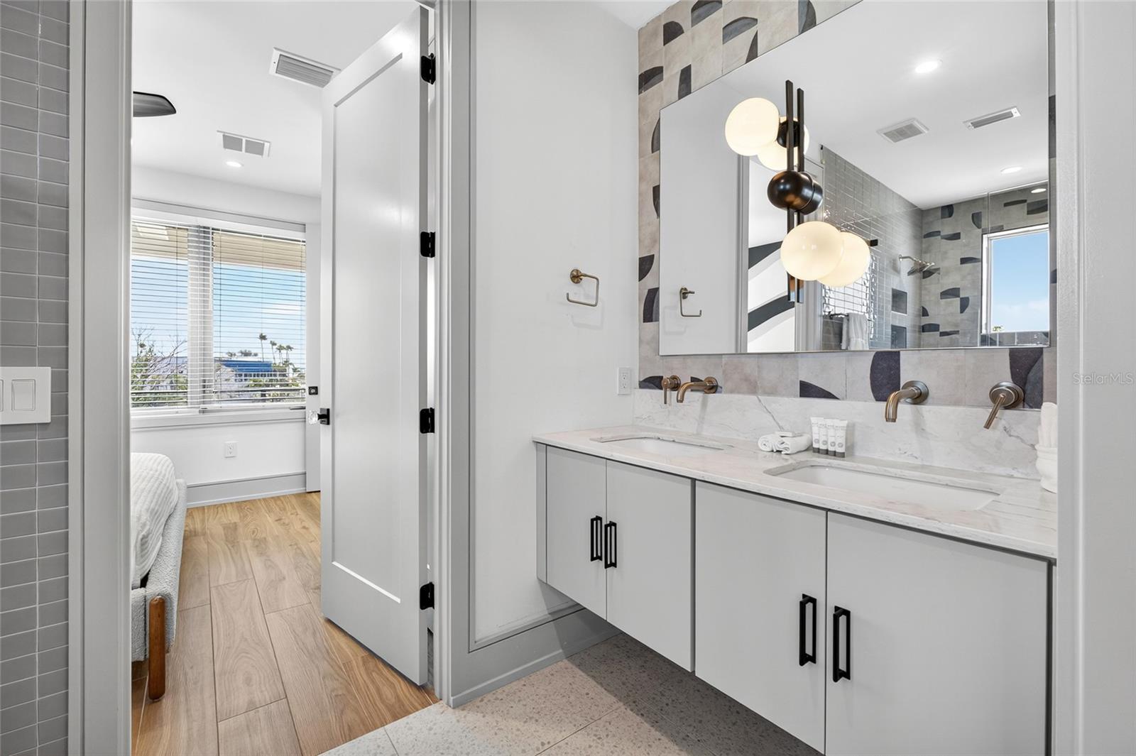 BAY MANOR - Residential