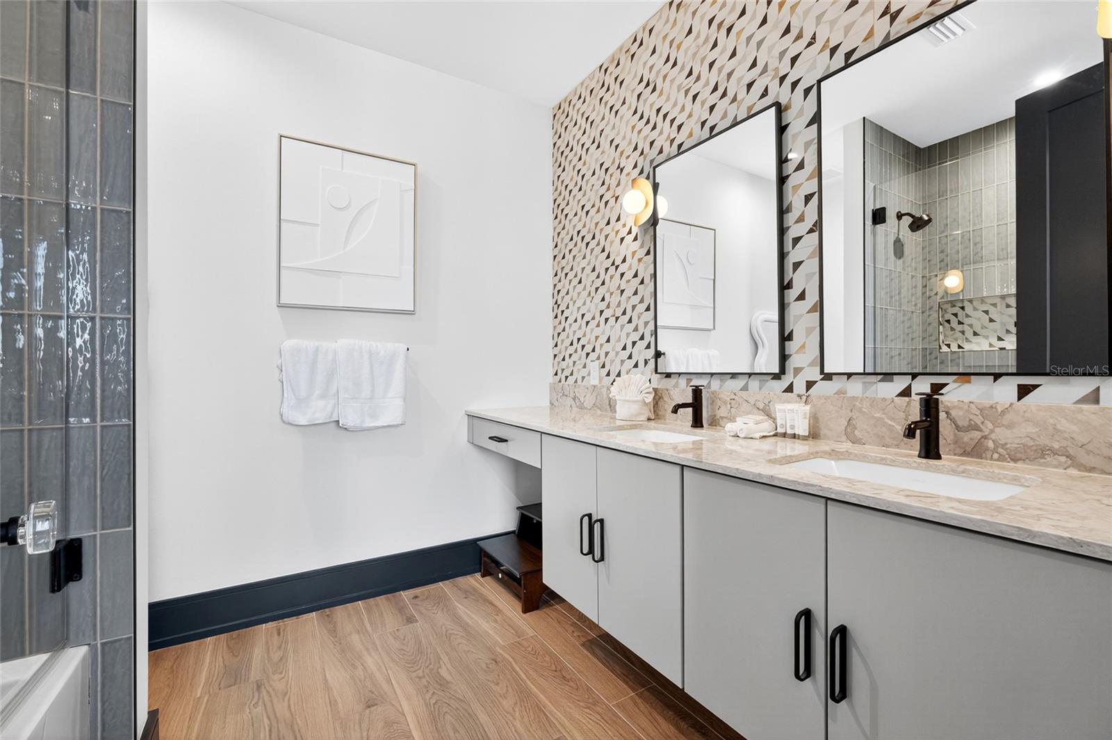 BAY MANOR - Residential