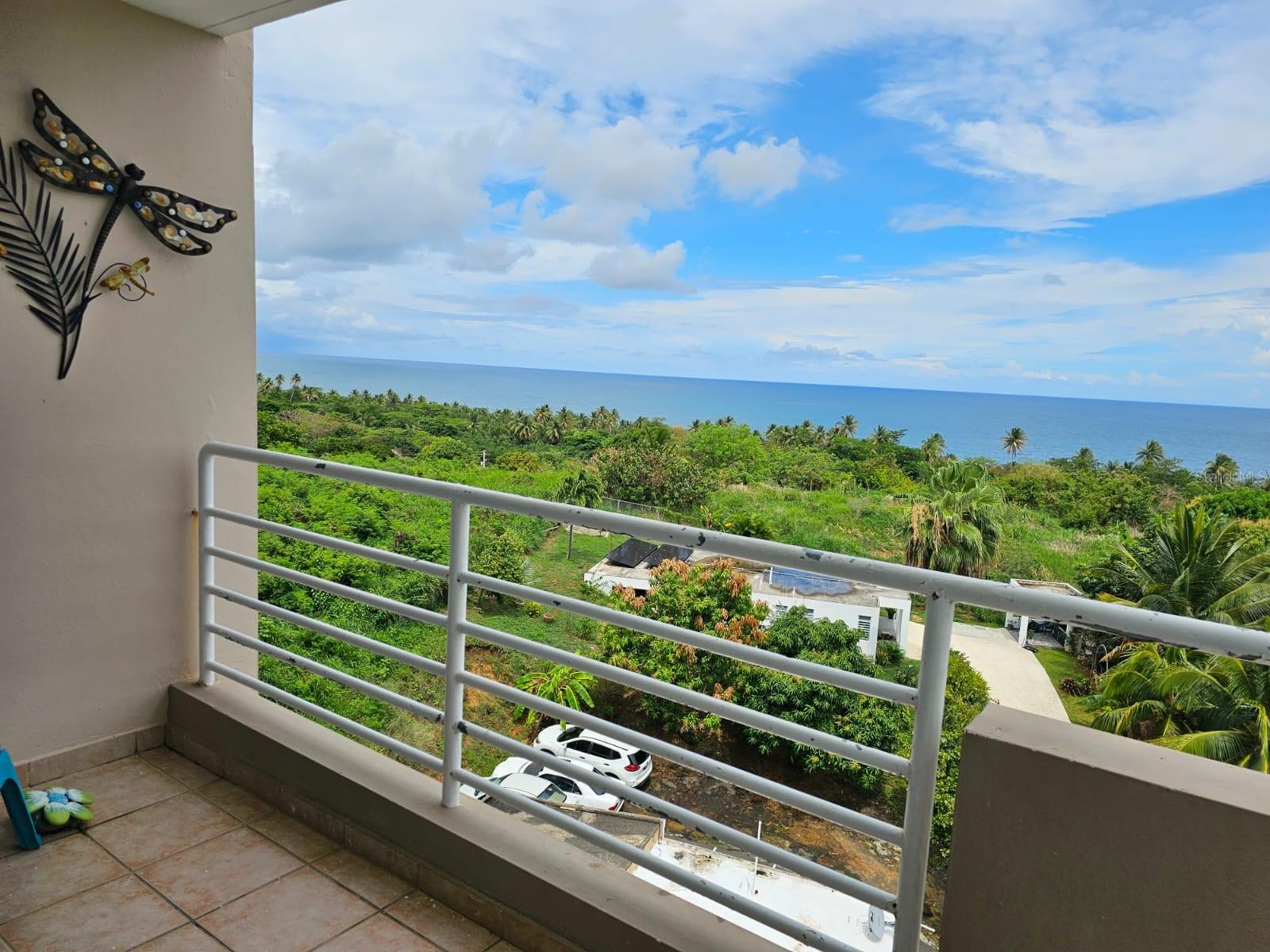 Beautiful and cozy apartment with stunning views of the ocean and the Lighthouse. It features 3 bedrooms, 2 bathrooms, a living room, kitchen, dining room, 2 balconies with ocean views, and a laundry room. The unit is fully equipped in a resort-style community with 3 swimming pools, a gym, tennis courts, a basketball court, gazebos, and much more. The complex has controlled access and 24-hour security. It features 3 bedrooms with ocean views, 2 bathrooms, a comfortable living room, dining room, kitchen, laundry room, and 2 balconies. Maintenance is included in the rent. Move-in ready! Don't miss this excellent opportunity. Make your appointment today! With a prime location just minutes from the Lighthouse, the beach, restaurants, the scenic route, and much more. The perfect place to live, quiet, and safe!