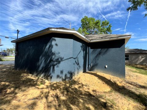 A home in LAKELAND