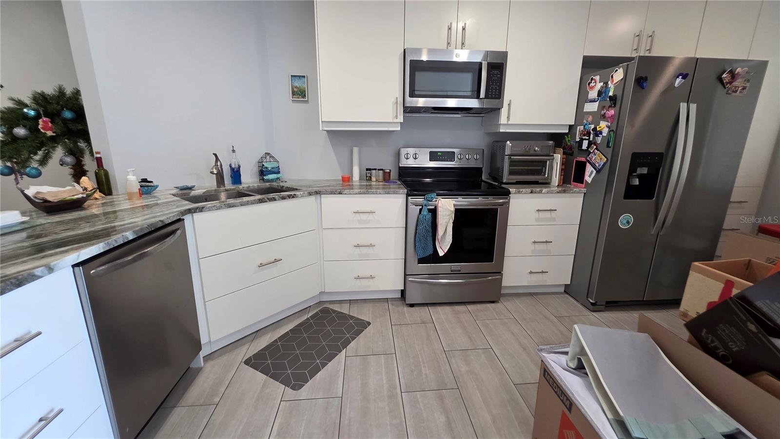 RIVER OAKS CONDO SEC B - Residential Lease