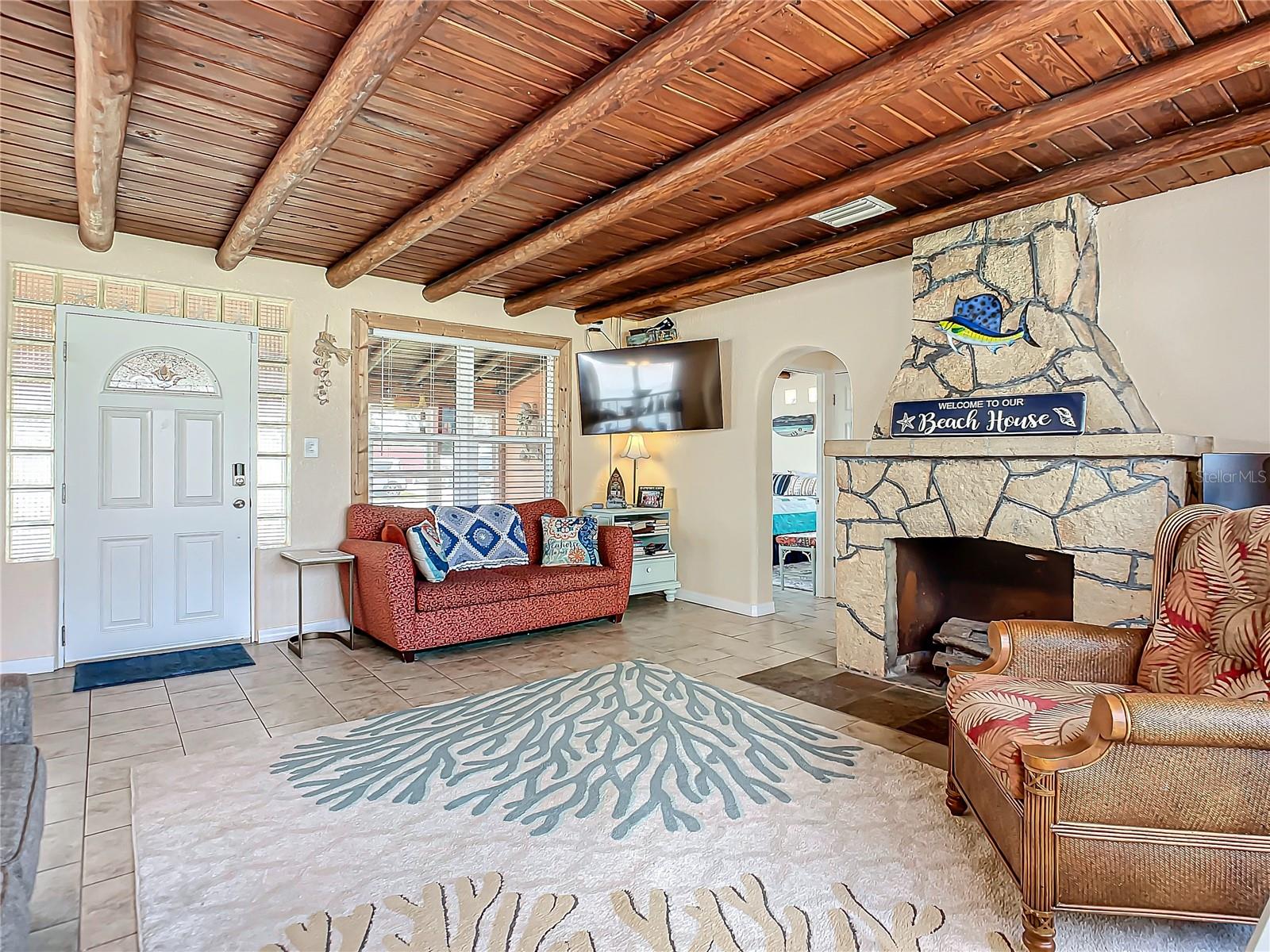 385 WOODLAND AVENUE
