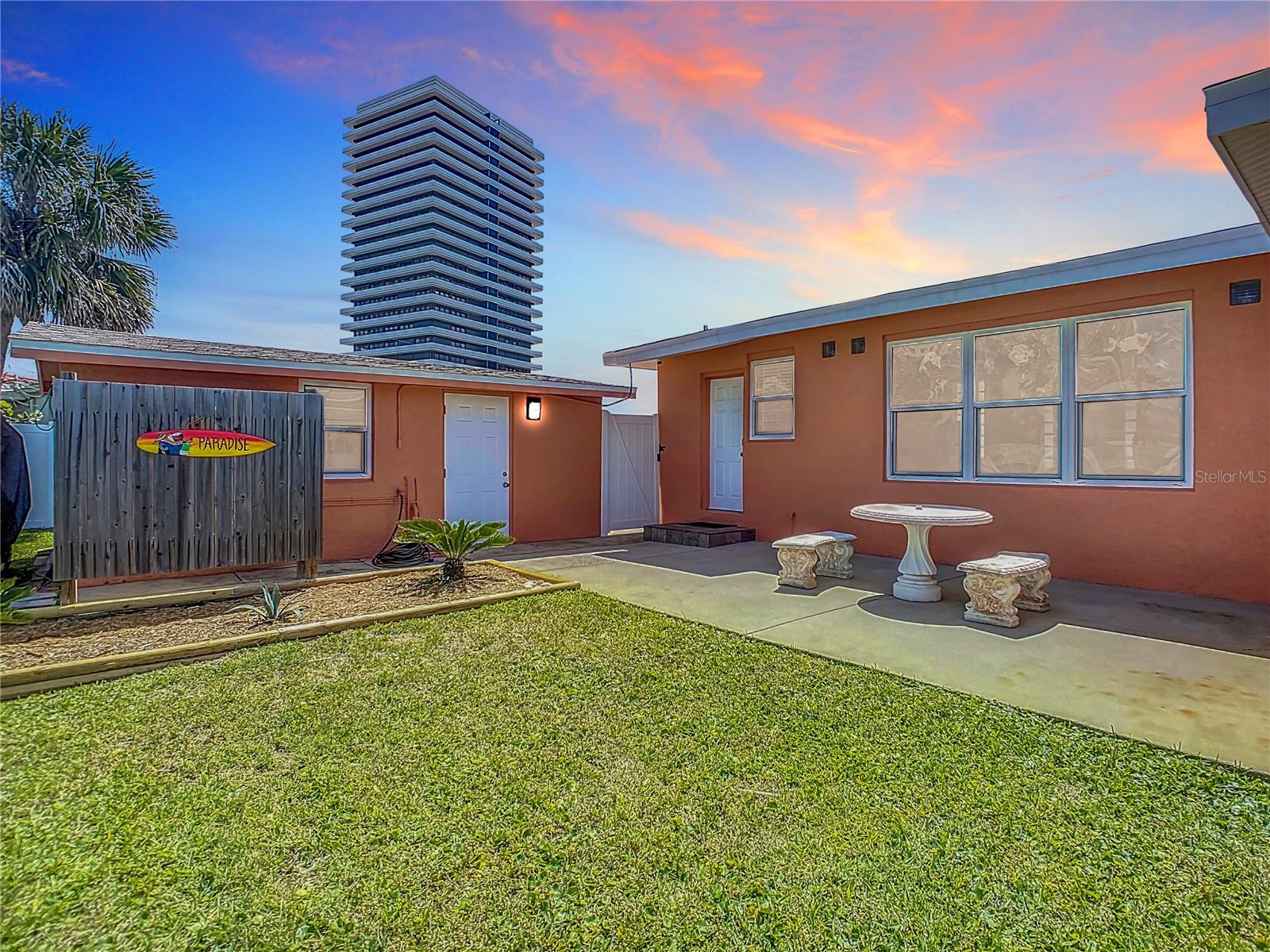 385 WOODLAND AVENUE