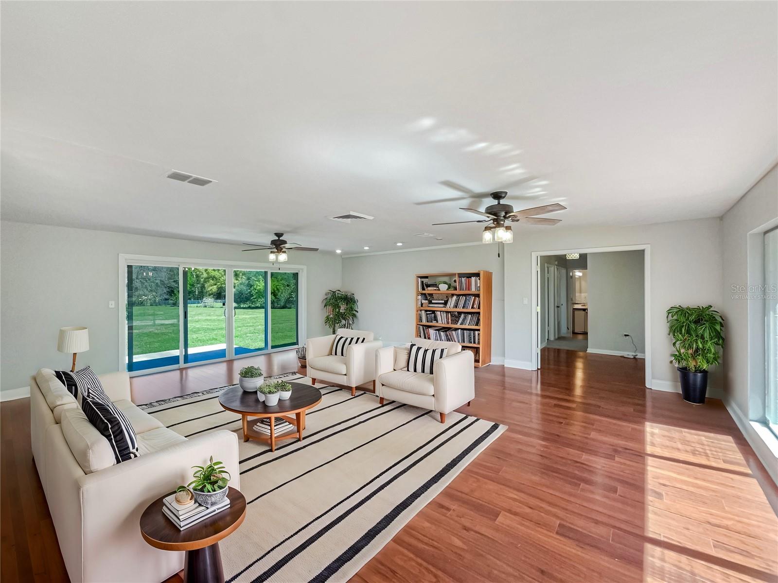 915 OAK LANE
