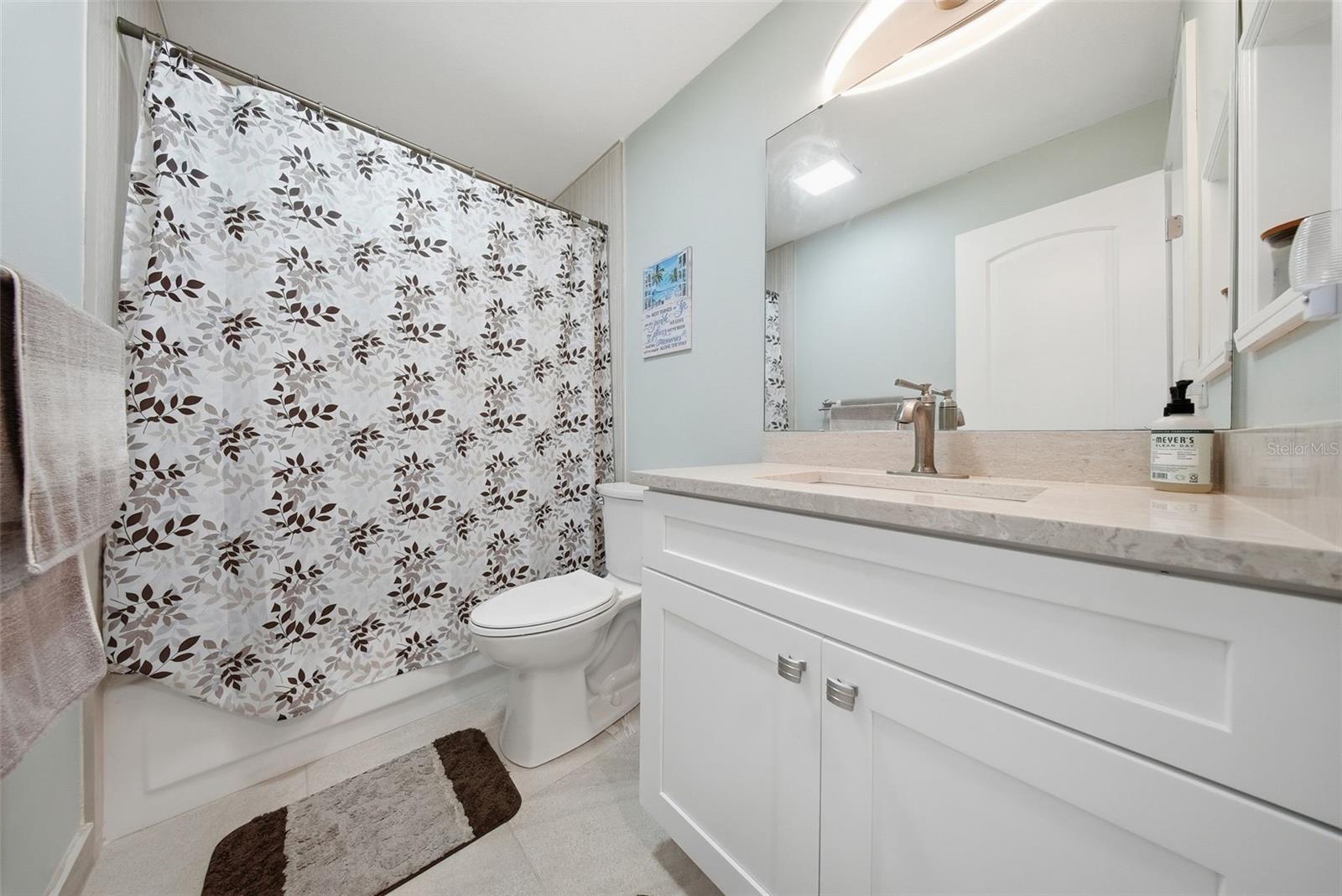 LAKES VILLAS CONDO I - Residential Lease