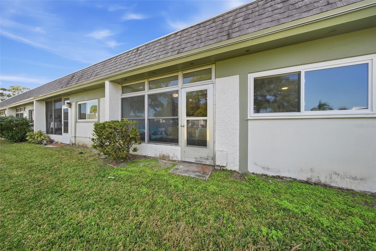 LAKES VILLAS CONDO I - Residential Lease