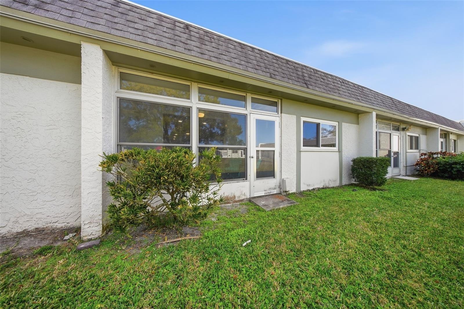 LAKES VILLAS CONDO I - Residential Lease