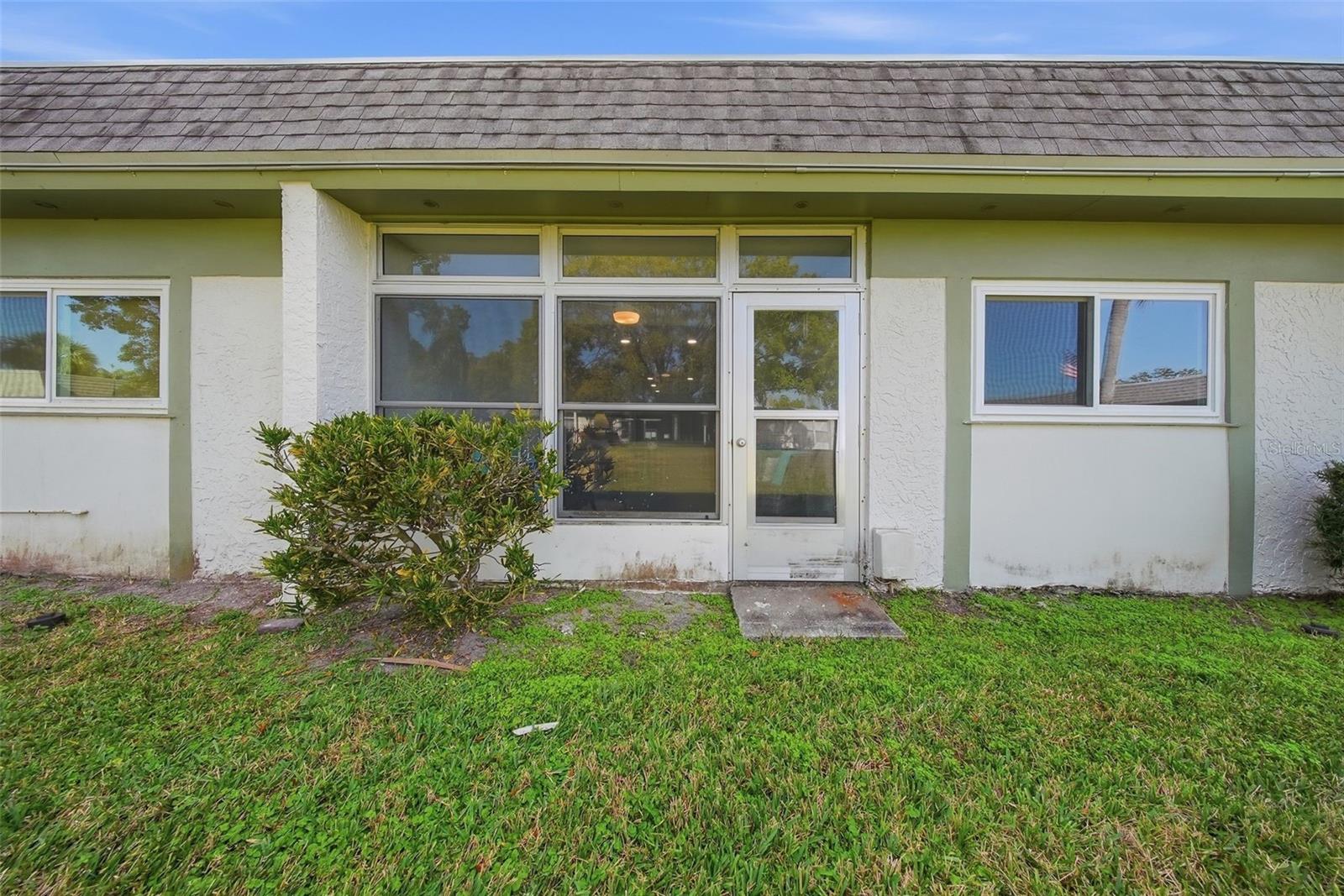 LAKES VILLAS CONDO I - Residential Lease