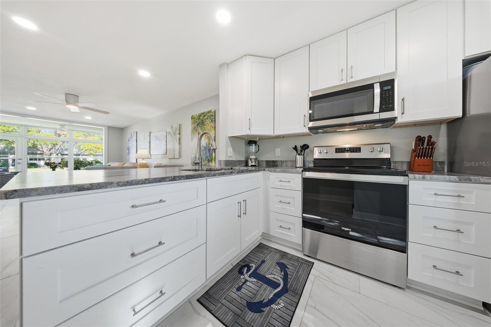 LAKES VILLAS CONDO I - Residential Lease