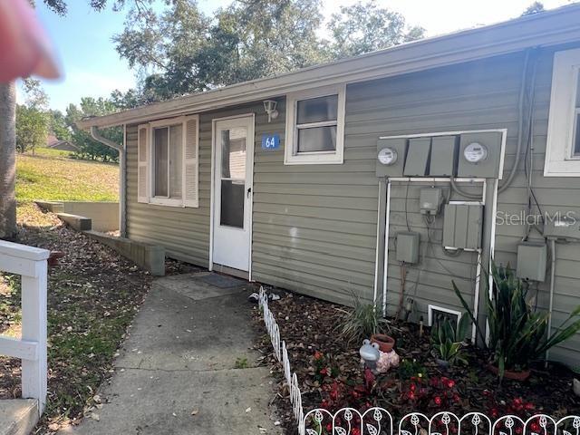 2/1 RENTAL IN VACATION VILLAGE. COMMUNITY HAS A SWIMMING POOL, TENNIS COURTS, LAUNDRY FACLITIES. CLOSE TO ALL OF THE ATTRACTIONS, LAKE ACCESS TO LAKE LOUISA. CLOSE TO THE STATE PARK. MAYBE RENT FOR 7 OR 12 MONTH LEASE. RENT INCLUDES WATER, TRASH, PEST CONTROL, INTERNET AND CABLE FOR YOUR TVS, ALL YOU NEED TO PAY IS THE POWER BILL.