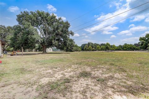 A home in LAKE WALES