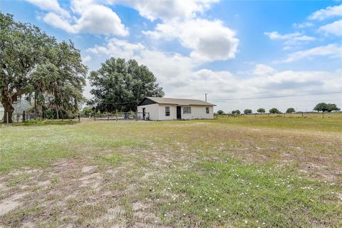 A home in LAKE WALES