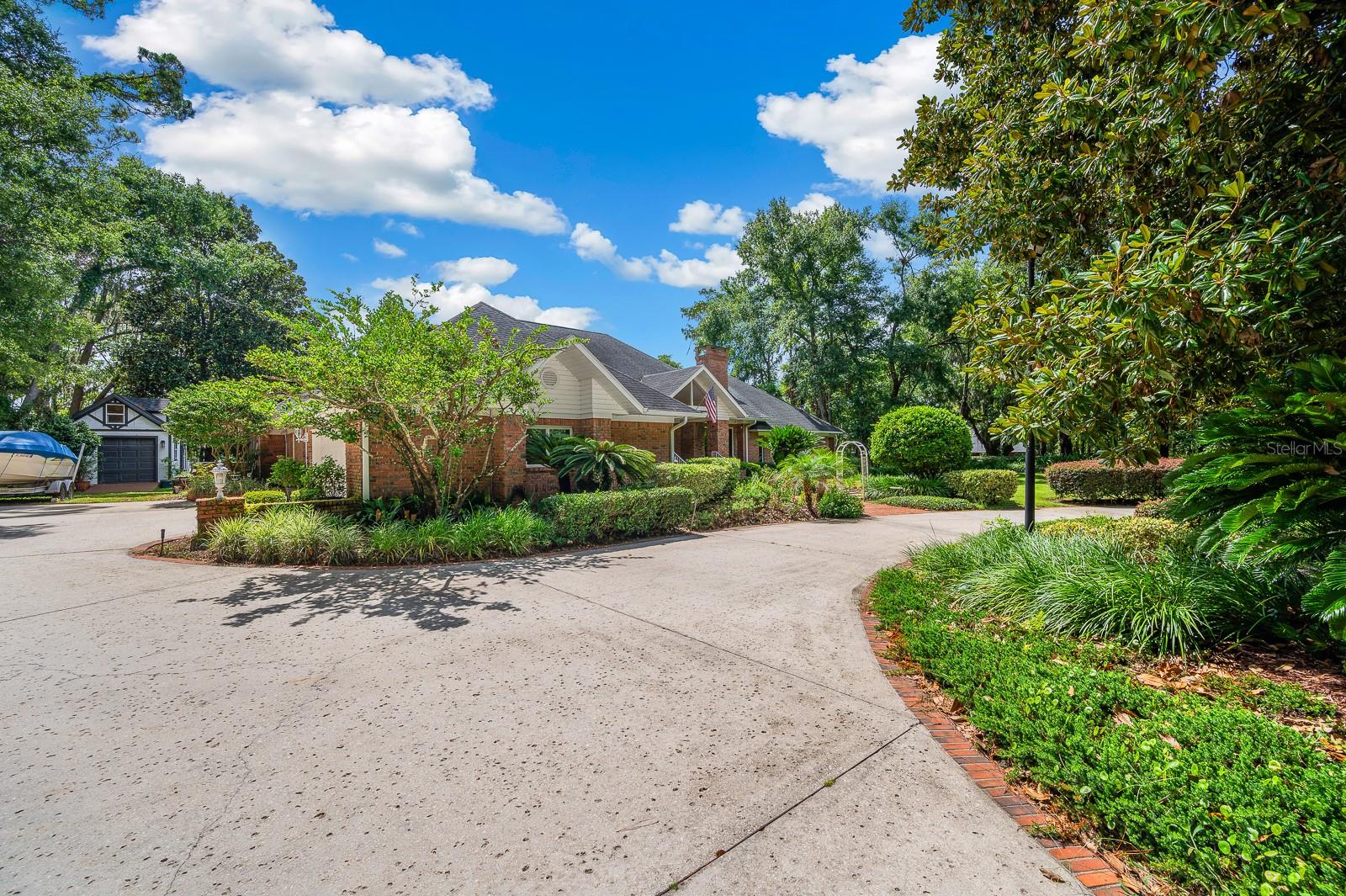 996 NW SCENIC LAKE DRIVE