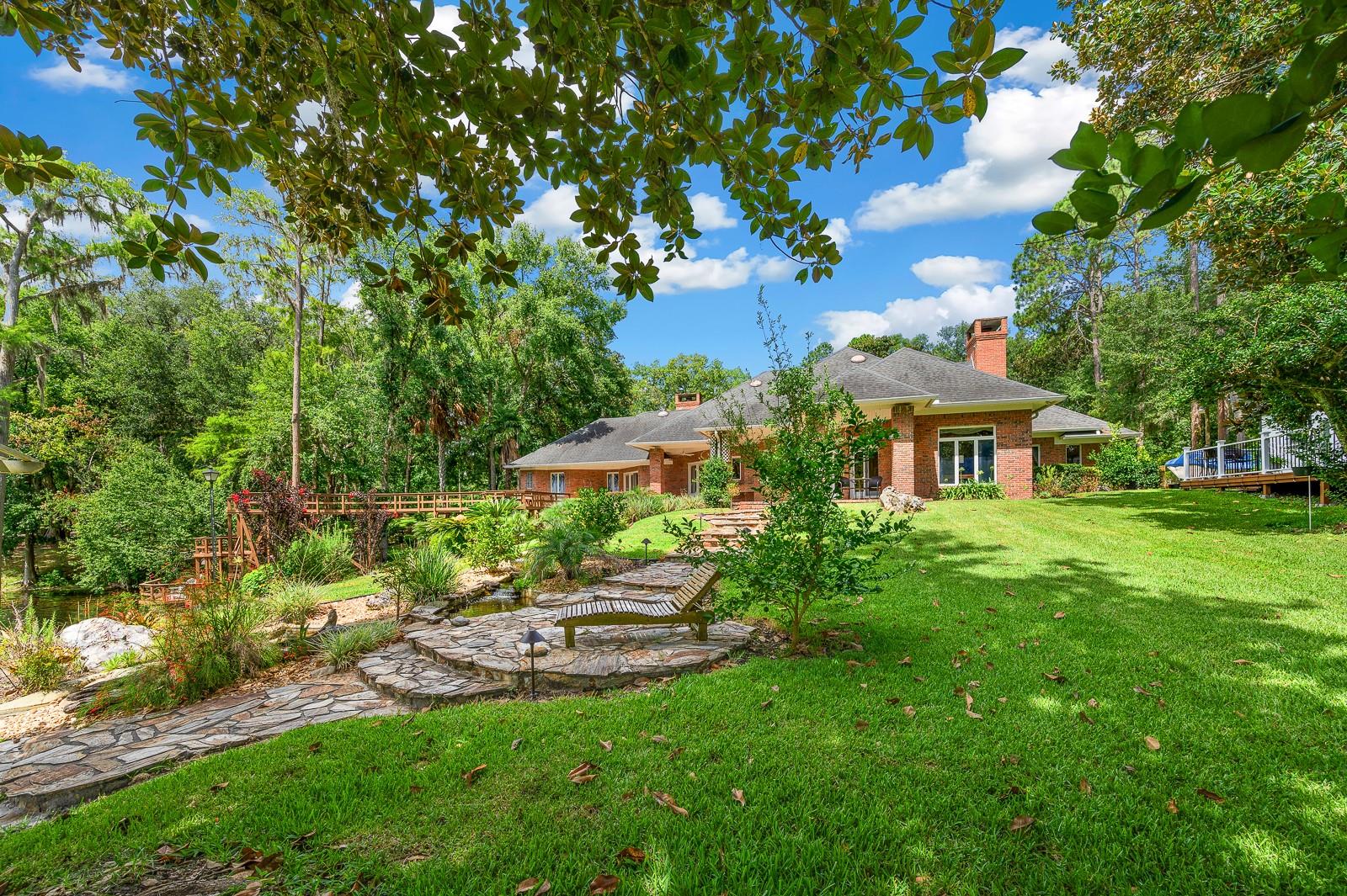 996 NW SCENIC LAKE DRIVE