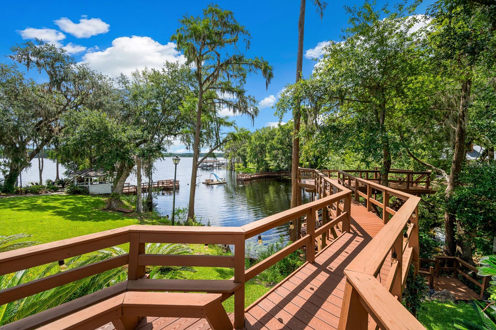 996 NW SCENIC LAKE DRIVE