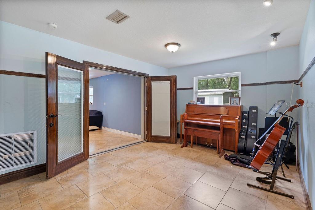 WHISPERING OAKS - Residential