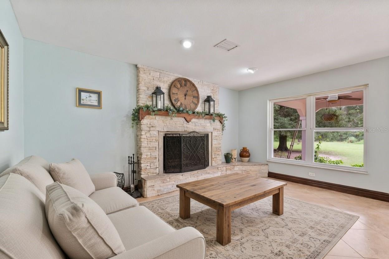 WHISPERING OAKS - Residential