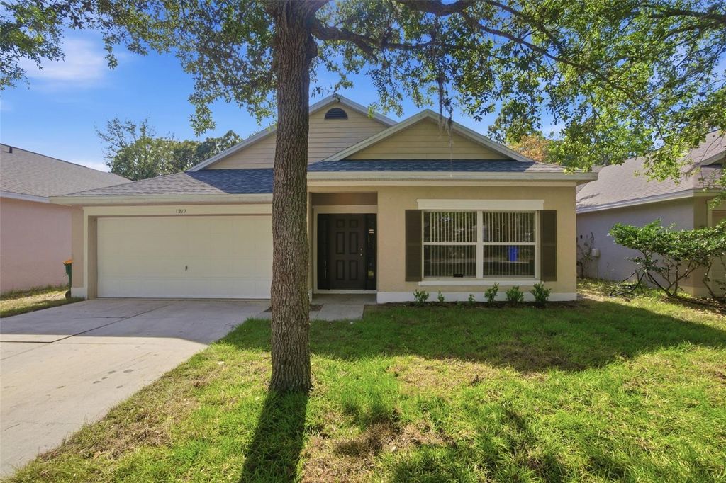 Photo of 1212 Longville Circle, Tavares, FL 32778 (MLS # G5111811)