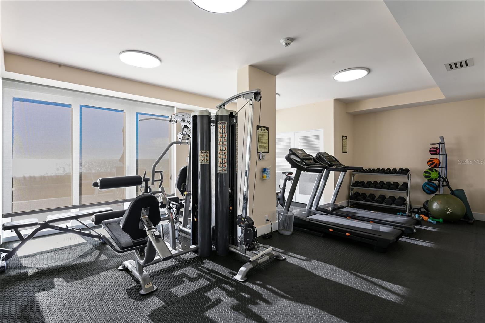 LONGBOAT HARBOUR TOWERS - Residential