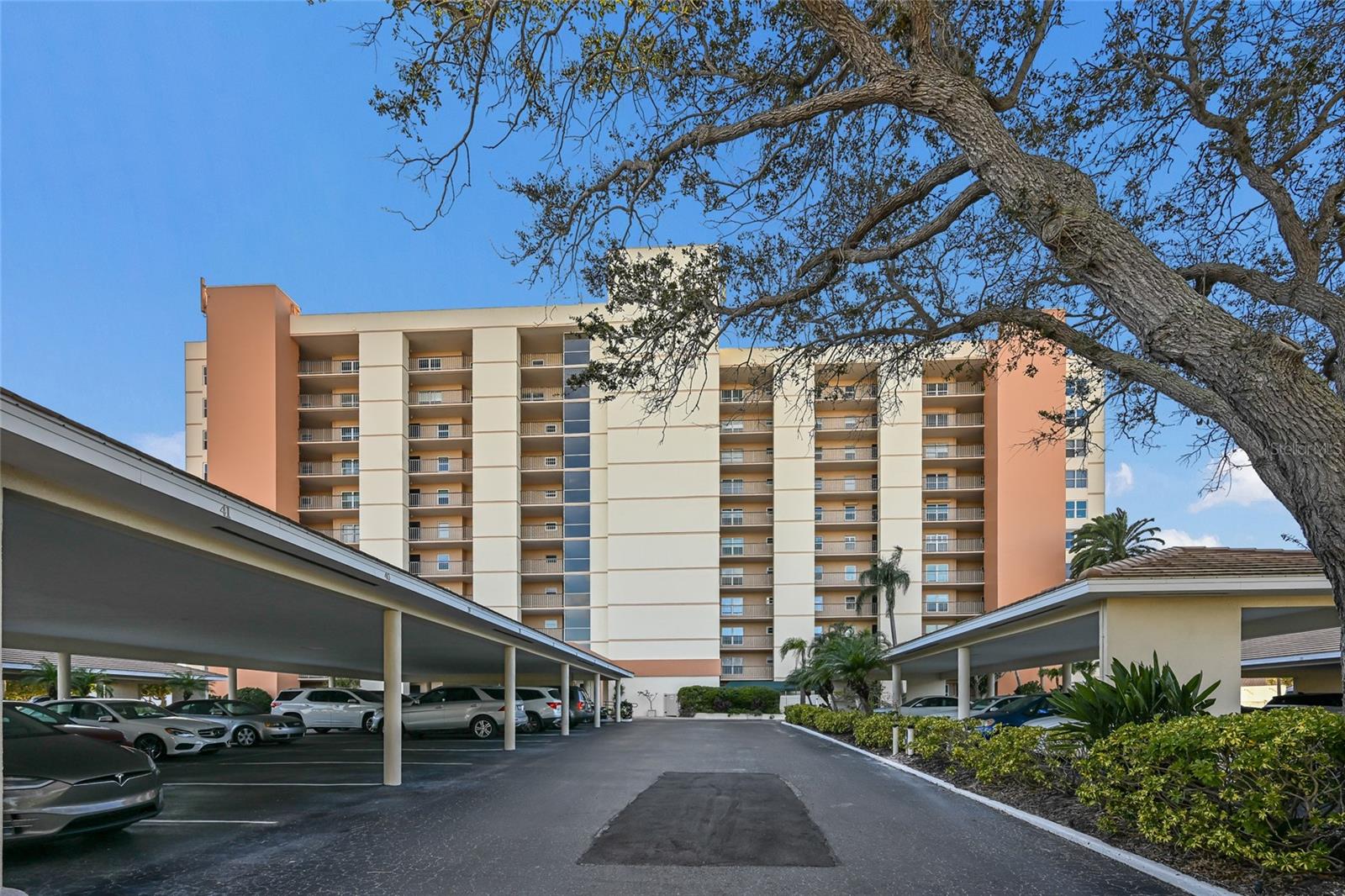 LONGBOAT HARBOUR TOWERS - Residential