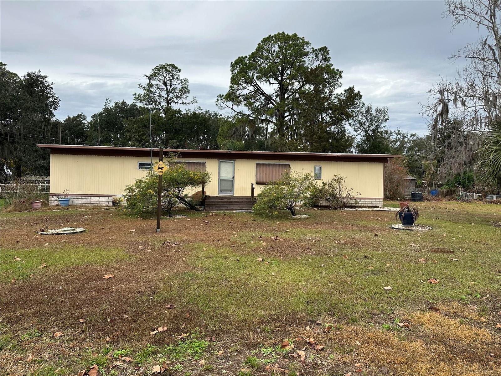 Cozy 2/2 on a peaceful setting with a double lot. A starter home for a small family or a nice quiet retirement home. An easy move in with all the furniture available. No HOA fees, or restrictions. Minutes away from Eaton's Beach and Carney Island, both restaurants and recreation areas, with a fun and young vibe.