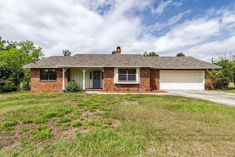 Photo of 1606 Fahnstock Street, Eustis, FL 32726 (MLS # G5111349)