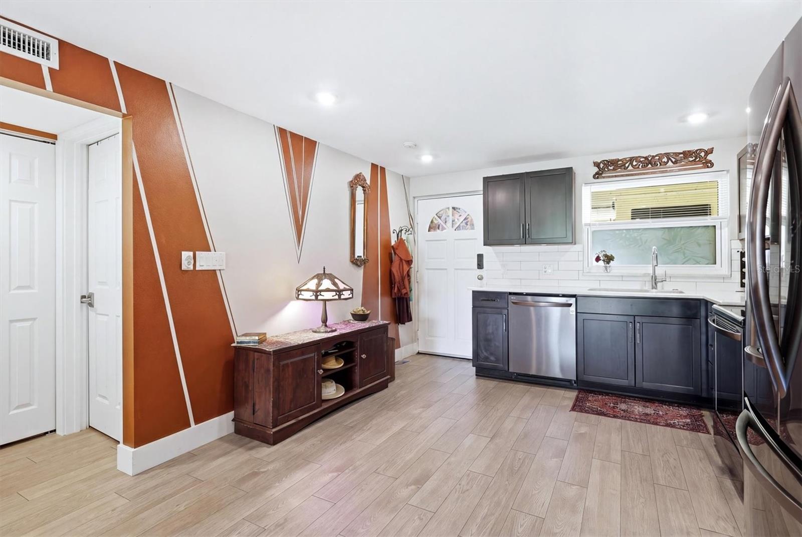 BAYOU HOUSE APTS - Residential