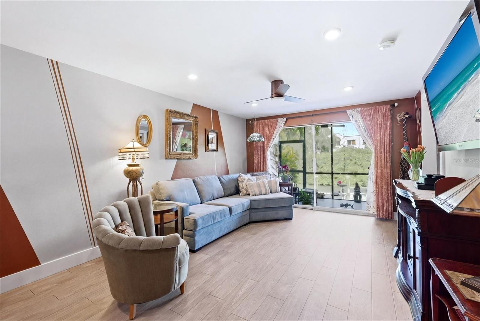 BAYOU HOUSE APTS - Residential