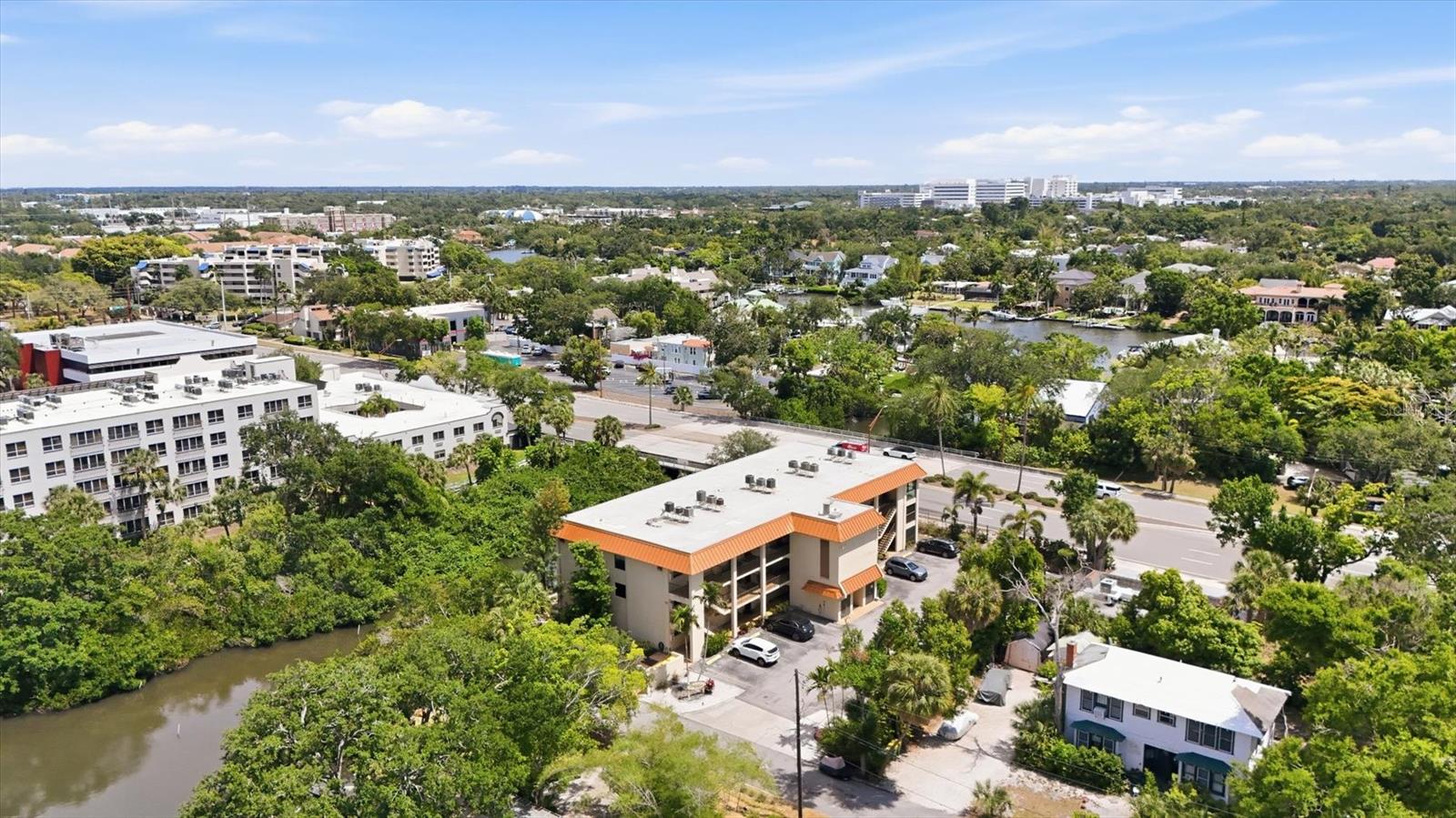 BAYOU HOUSE APTS - Residential