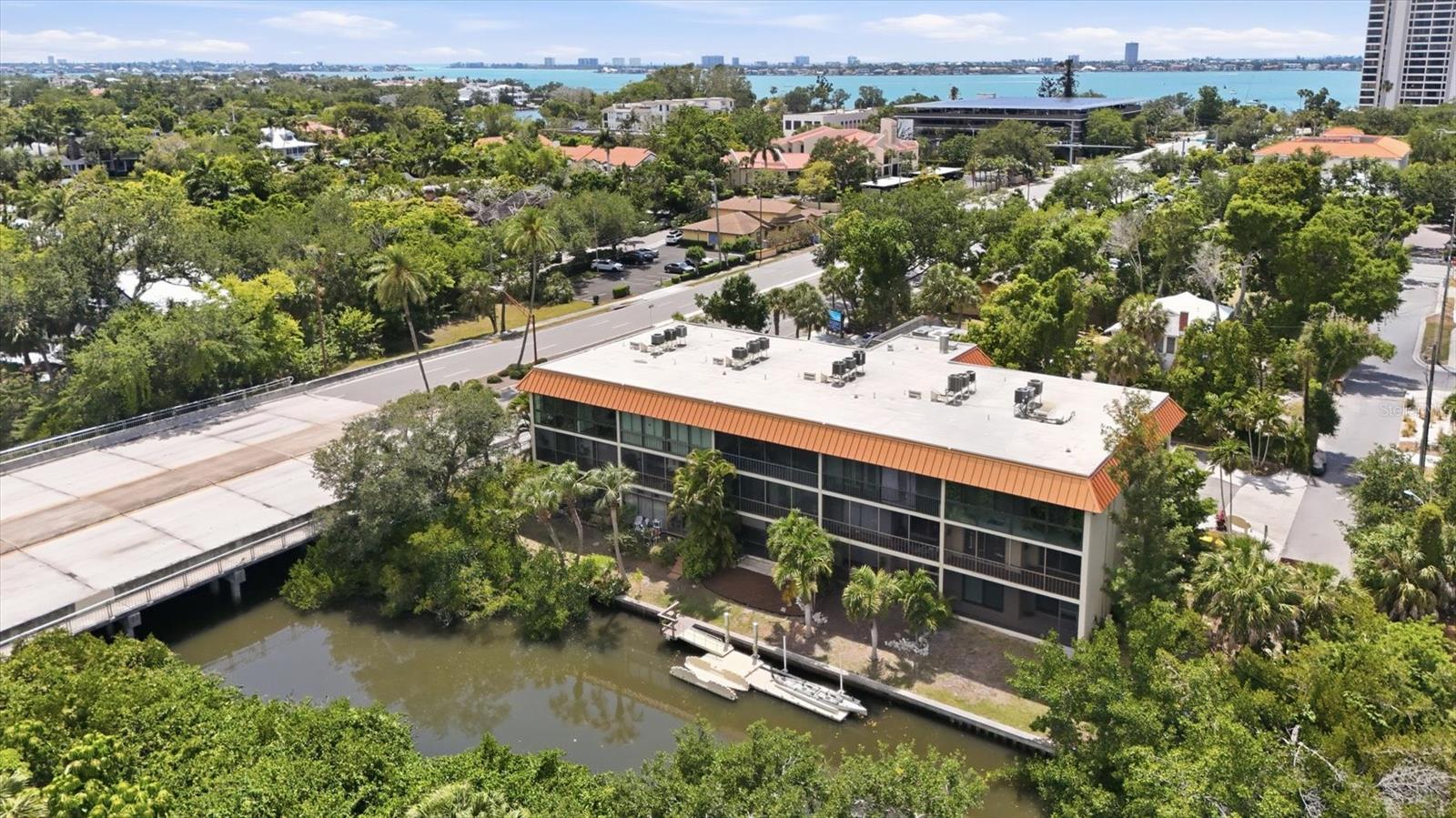 BAYOU HOUSE APTS - Residential