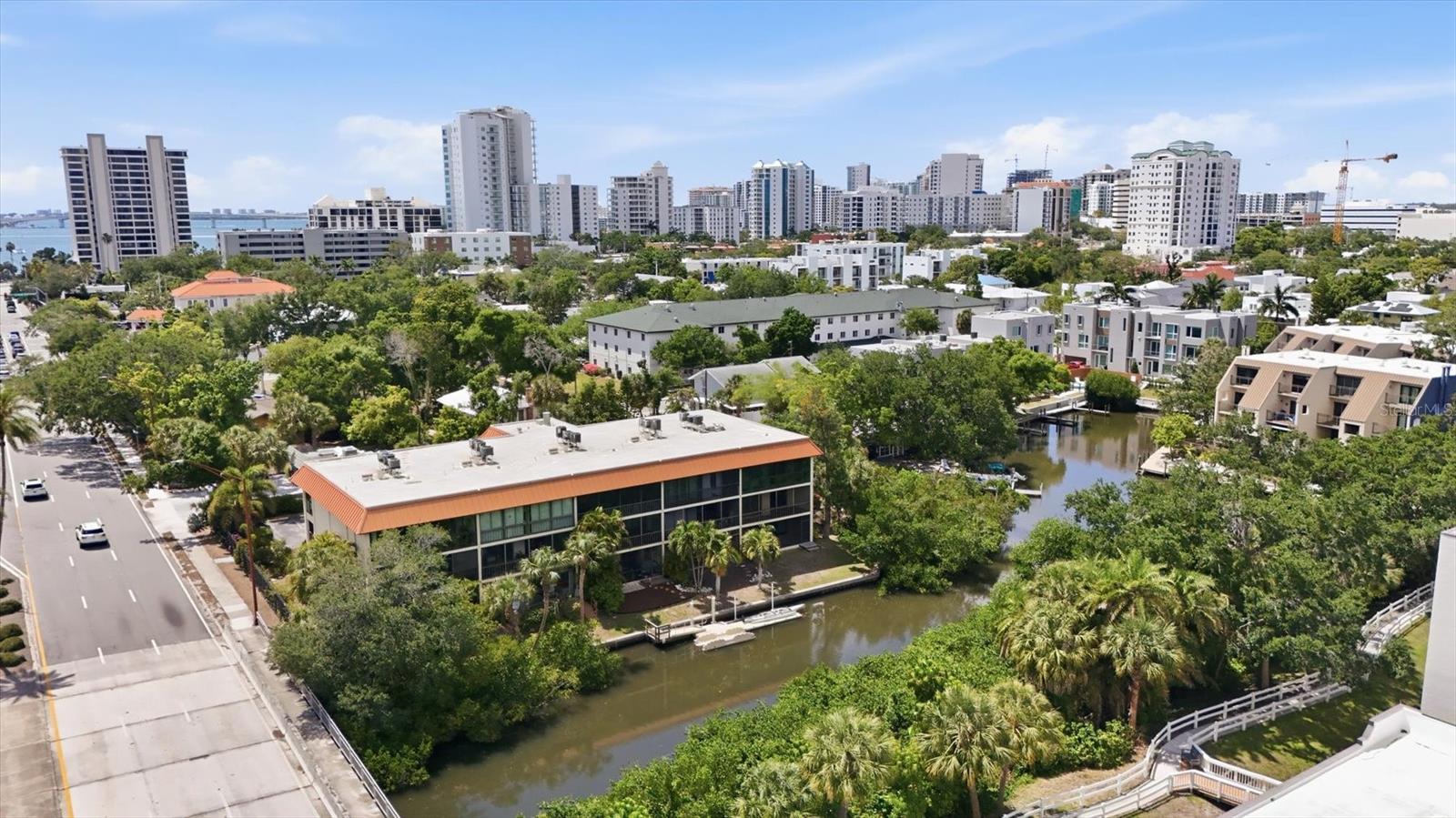 BAYOU HOUSE APTS - Residential