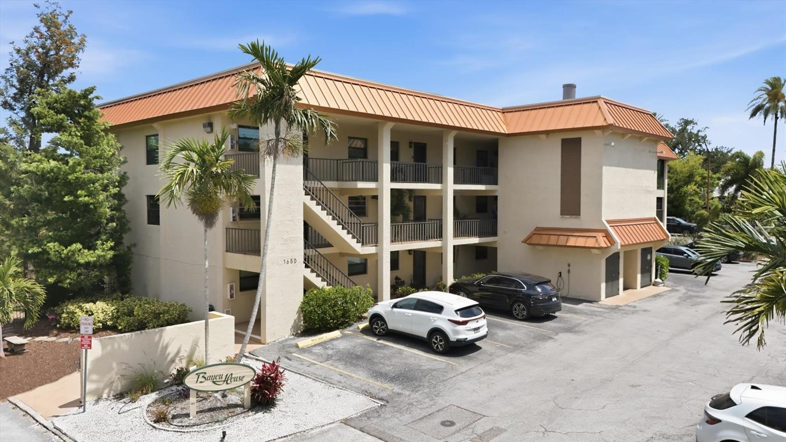 BAYOU HOUSE APTS - Residential