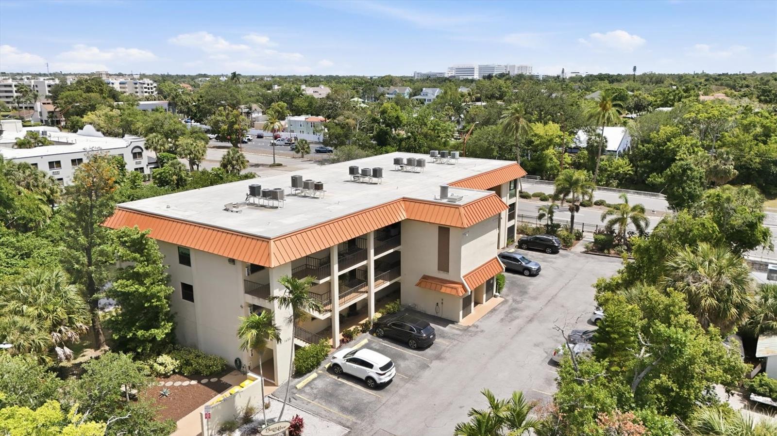 BAYOU HOUSE APTS - Residential